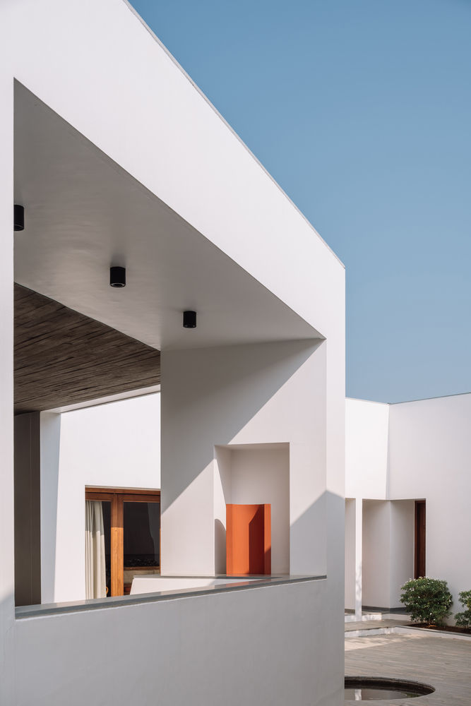 A House Without Elevations: Enclosure by Design Ni Dukaan.