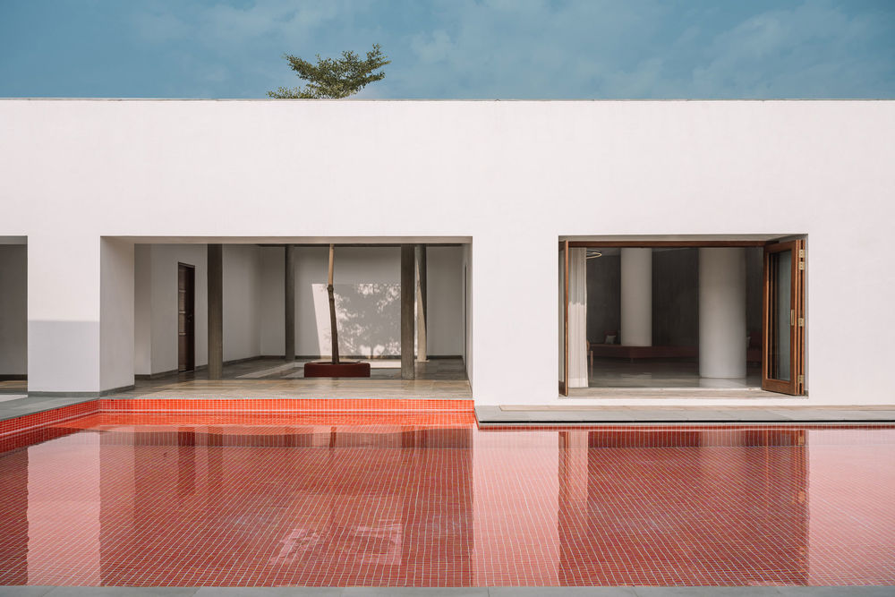 A House Without Elevations: Enclosure by Design Ni Dukaan.