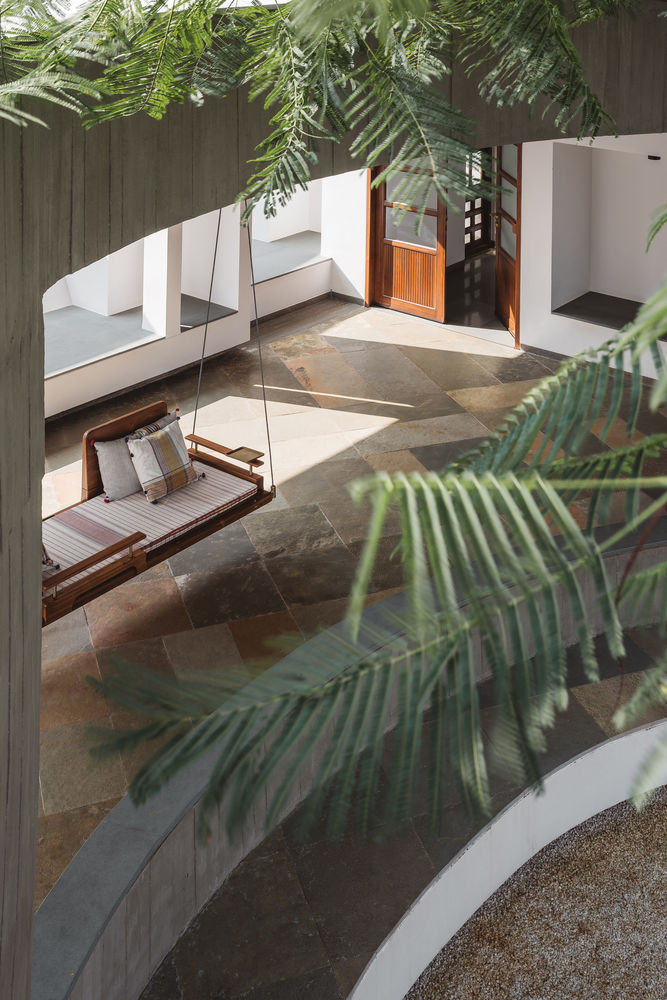 A House Without Elevations: Enclosure by Design Ni Dukaan.