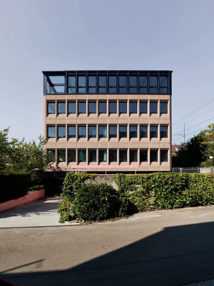 ZAW . Conversion extension of commercial building