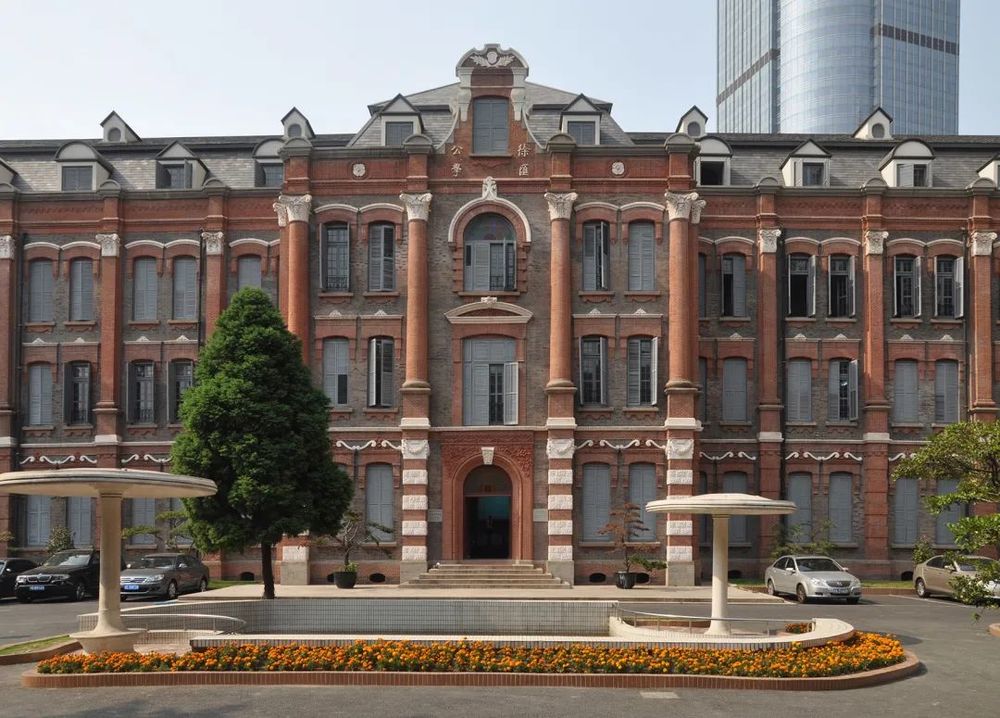 徐汇中学华发路南校区 | 延续老校区氛围与文脉的现代设计