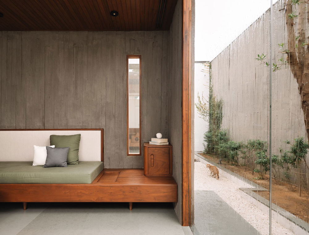 A House Without Elevations: Enclosure by Design Ni Dukaan.