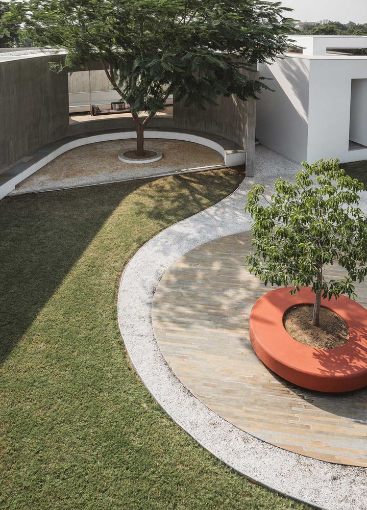 A House Without Elevations: Enclosure by Design Ni Dukaan.