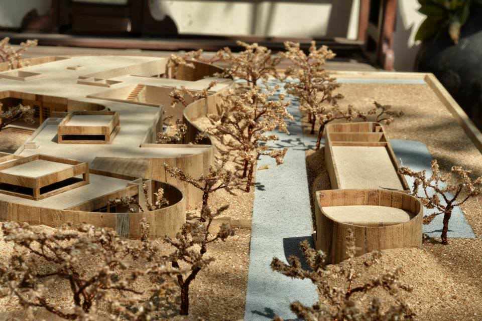 A House Without Elevations: Enclosure by Design Ni Dukaan.