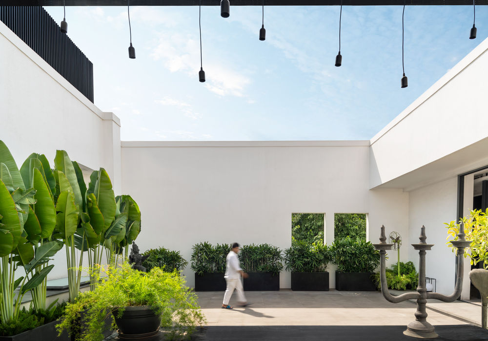 Artful Abode in New Delhi by Mathew & Ghosh Architects and Rajiv Saini + Associates.