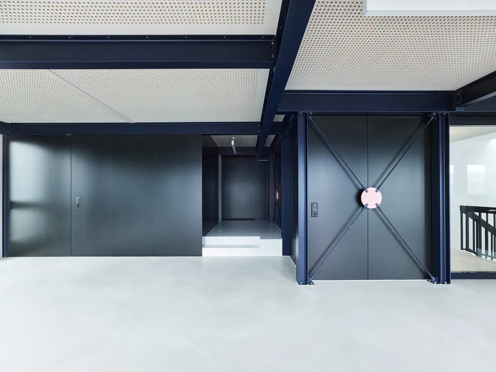 ZAW . Conversion extension of commercial building