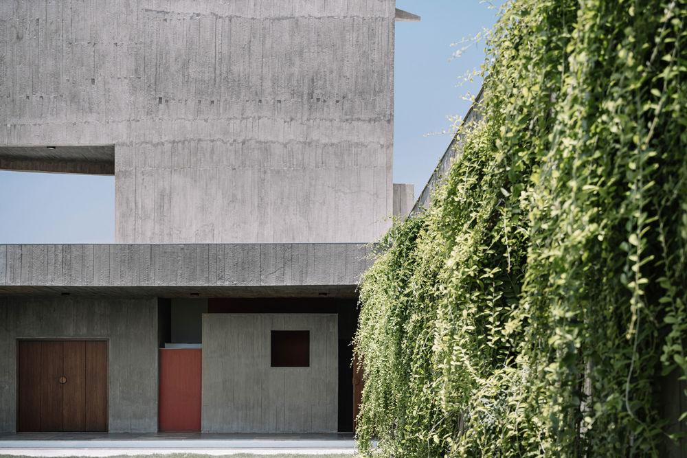 A House Without Elevations: Enclosure by Design Ni Dukaan.