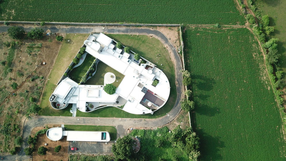 A House Without Elevations: Enclosure by Design Ni Dukaan.