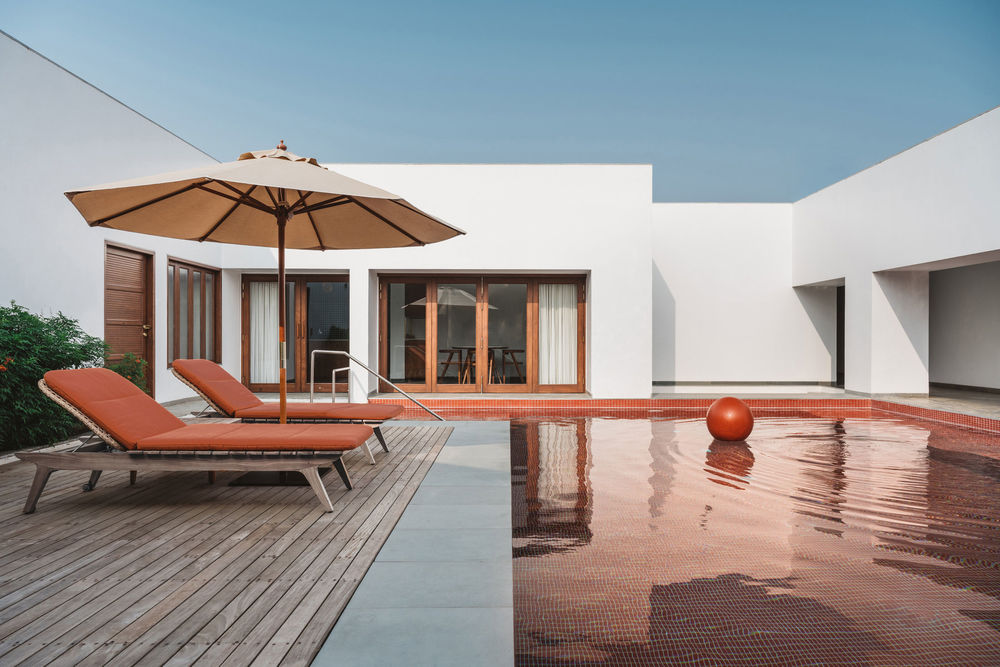 A House Without Elevations: Enclosure by Design Ni Dukaan.