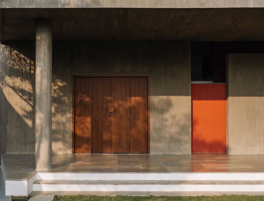 A House Without Elevations: Enclosure by Design Ni Dukaan.