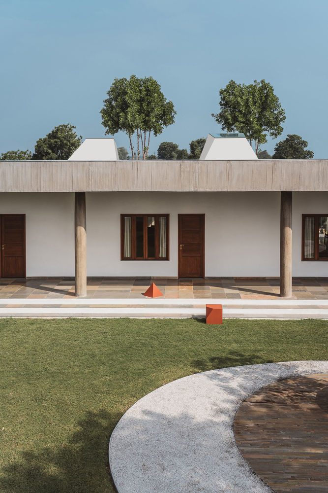 A House Without Elevations: Enclosure by Design Ni Dukaan.