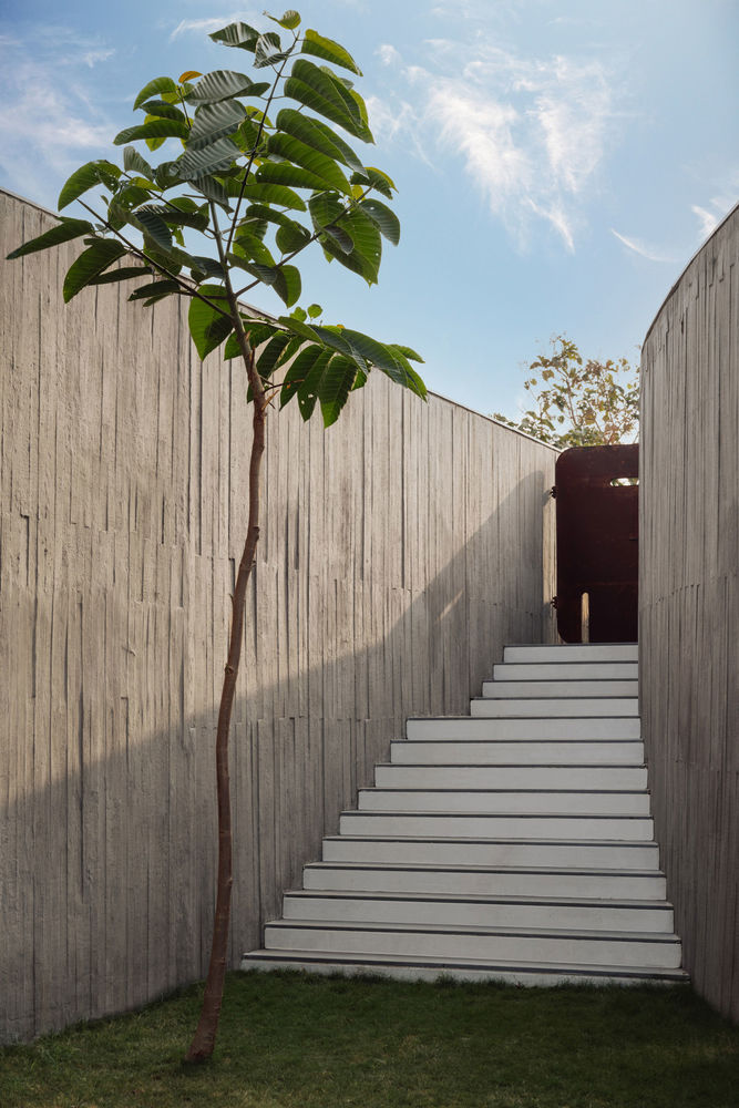 A House Without Elevations: Enclosure by Design Ni Dukaan.