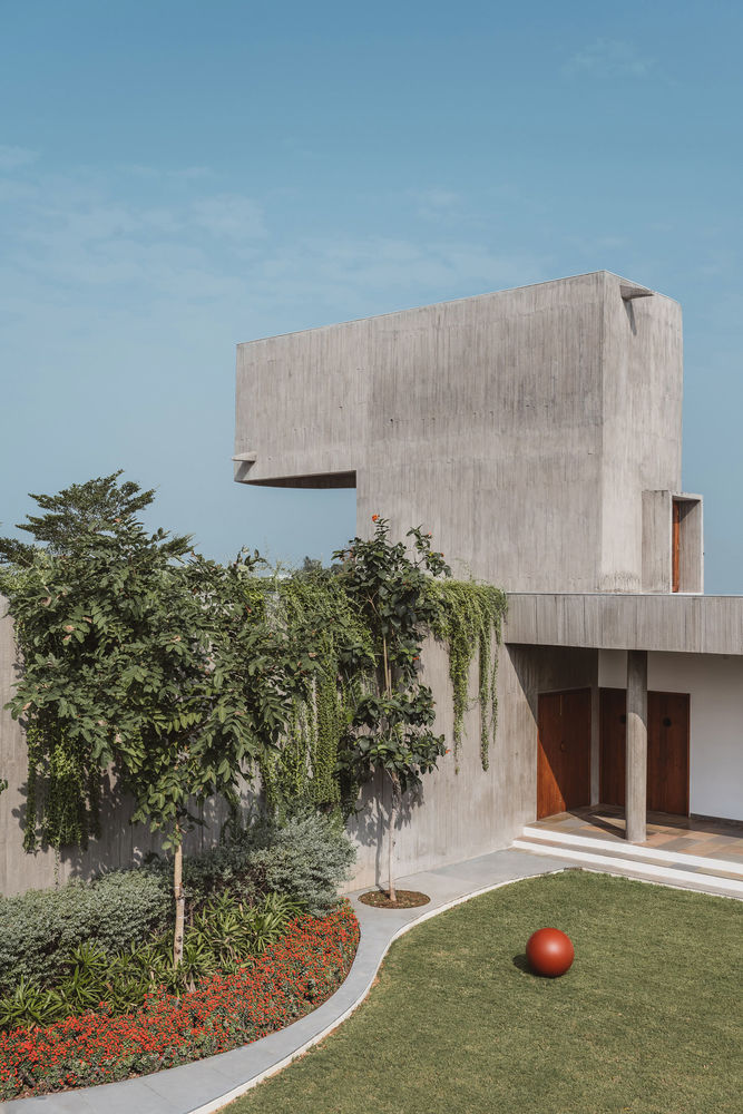 A House Without Elevations: Enclosure by Design Ni Dukaan.