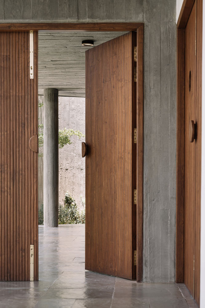 A House Without Elevations: Enclosure by Design Ni Dukaan.