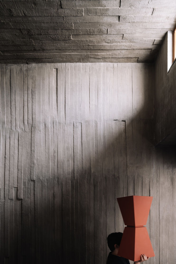 A House Without Elevations: Enclosure by Design Ni Dukaan.