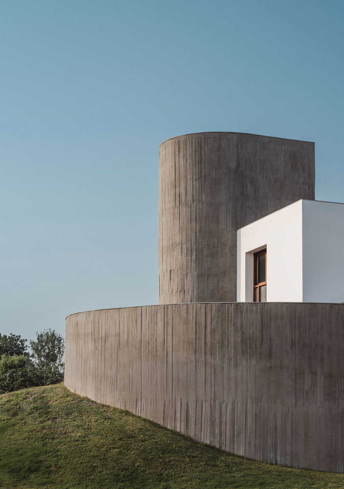 A House Without Elevations: Enclosure by Design Ni Dukaan.