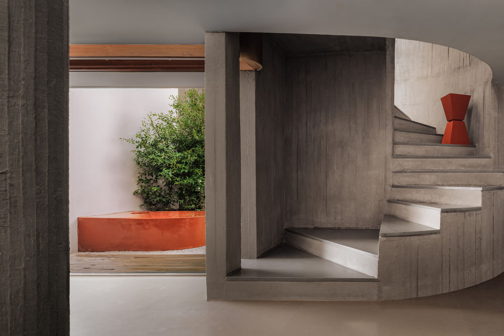 A House Without Elevations: Enclosure by Design Ni Dukaan.