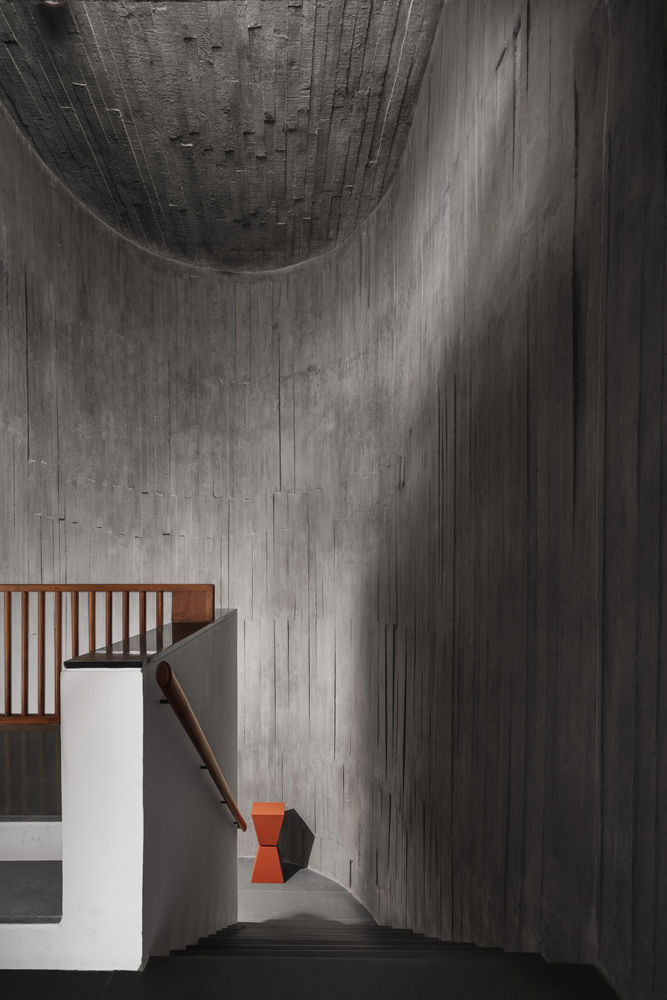 A House Without Elevations: Enclosure by Design Ni Dukaan.