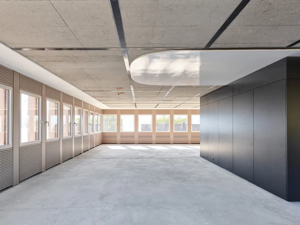 ZAW . Conversion extension of commercial building
