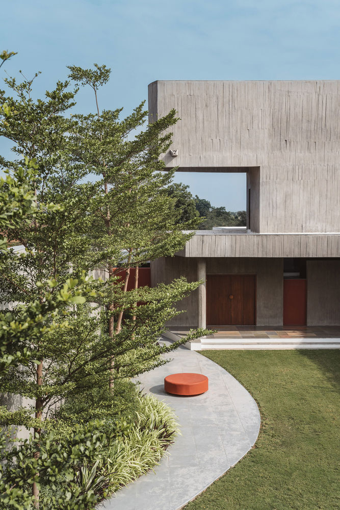 A House Without Elevations: Enclosure by Design Ni Dukaan.
