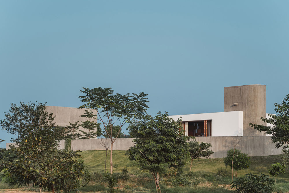 A House Without Elevations: Enclosure by Design Ni Dukaan.