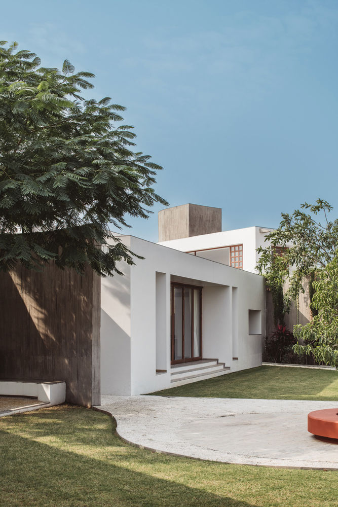A House Without Elevations: Enclosure by Design Ni Dukaan.