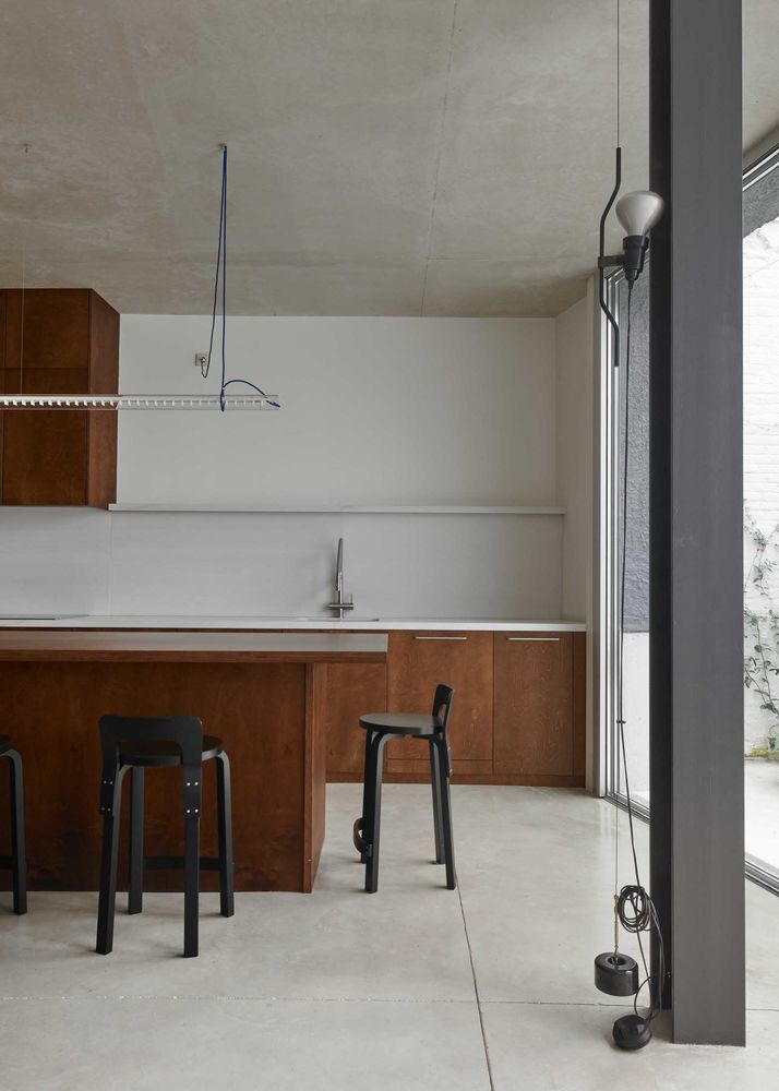 Emphasising the Value of Shadows: House in Barcelona by gr-os.