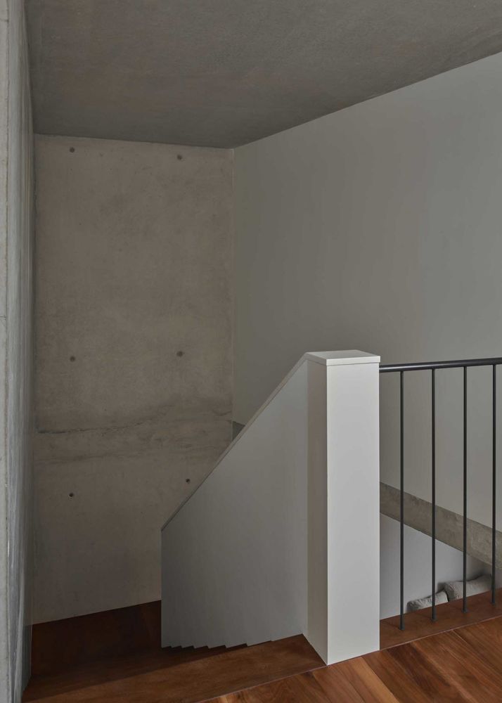 Emphasising the Value of Shadows: House in Barcelona by gr-os.
