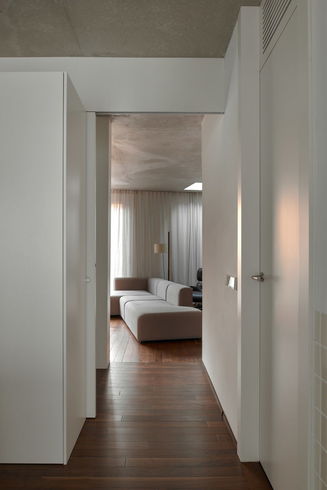 Emphasising the Value of Shadows: House in Barcelona by gr-os.