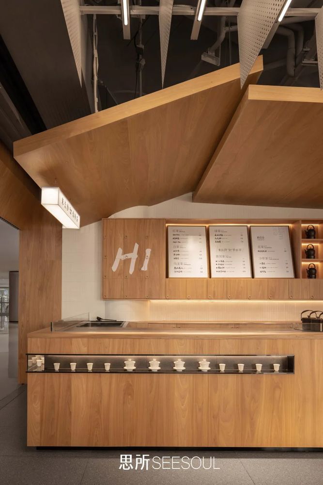 《来恰茶》新中式茶饮店，解构坡屋顶视觉符号