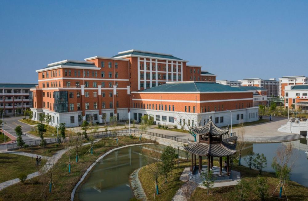 霍邱一中楚汉风新校区 | 两轴一心，江南水景校园