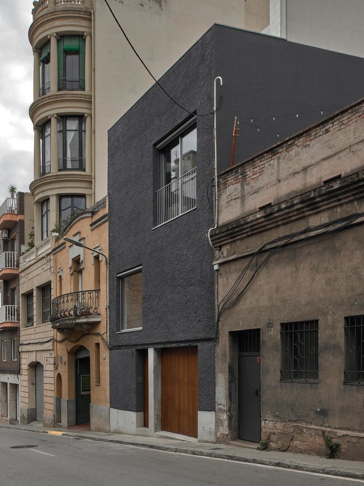 Emphasising the Value of Shadows: House in Barcelona by gr-os.