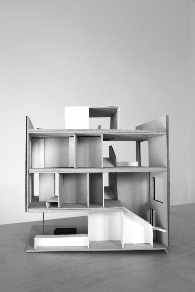 Emphasising the Value of Shadows: House in Barcelona by gr-os.