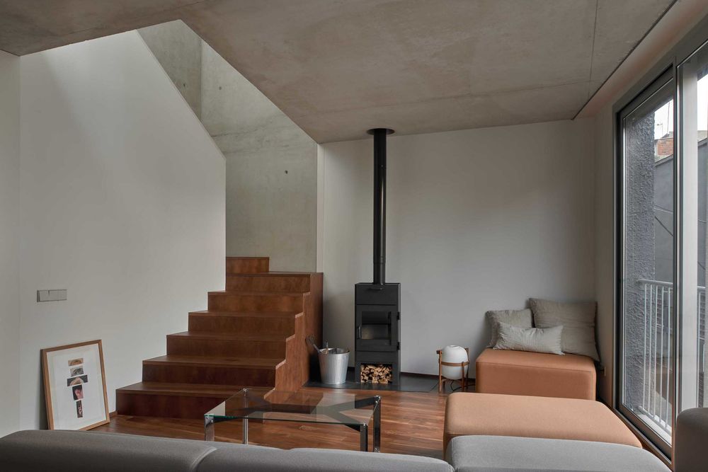 Emphasising the Value of Shadows: House in Barcelona by gr-os.
