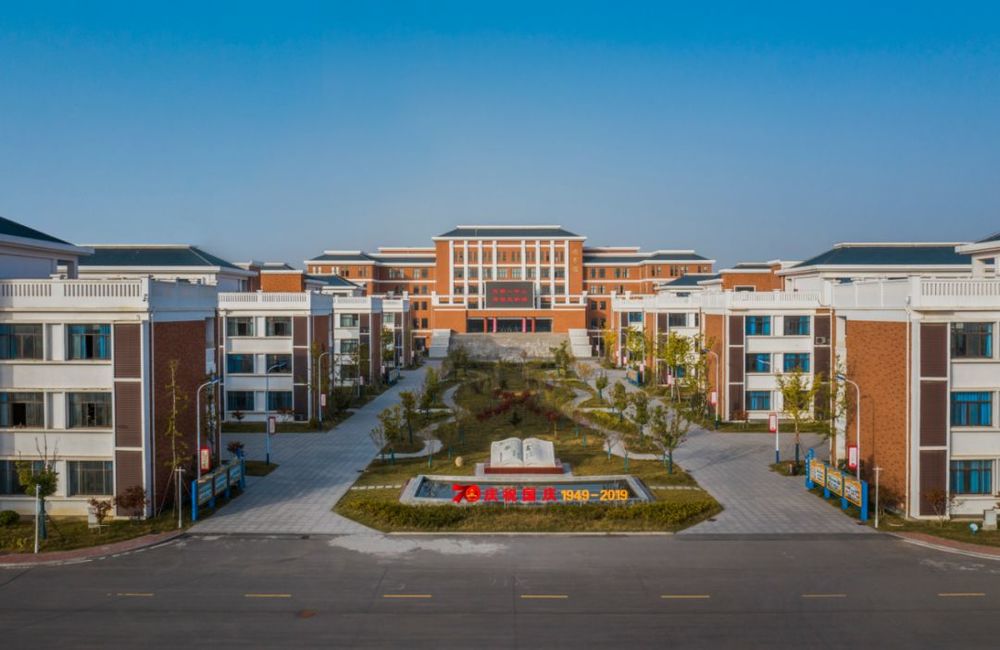 霍邱一中楚汉风新校区 | 两轴一心，江南水景校园