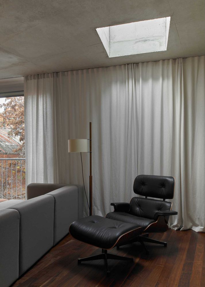 Emphasising the Value of Shadows: House in Barcelona by gr-os.