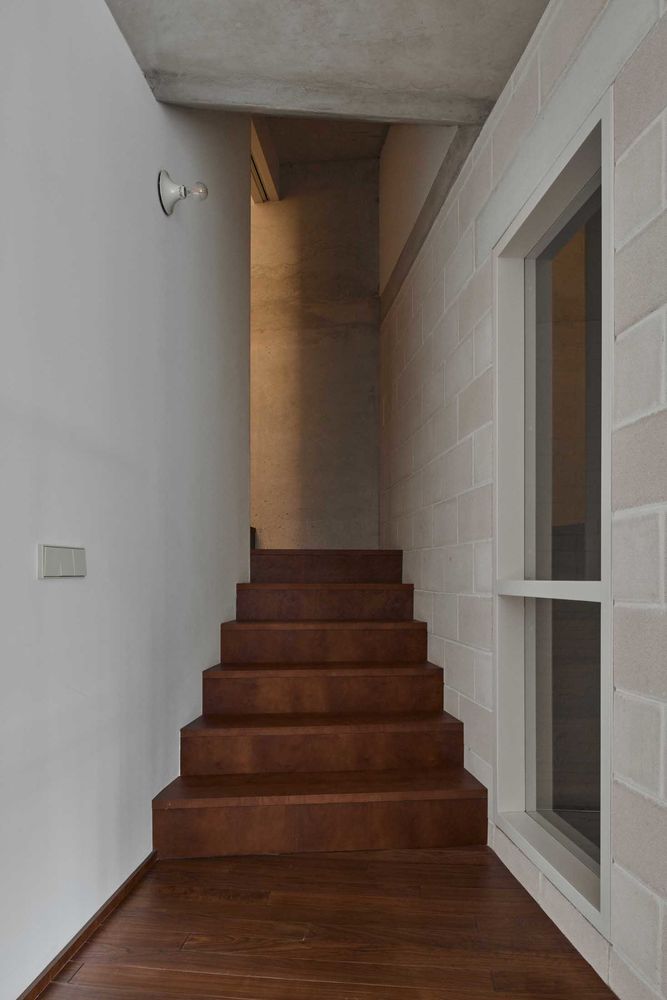 Emphasising the Value of Shadows: House in Barcelona by gr-os.