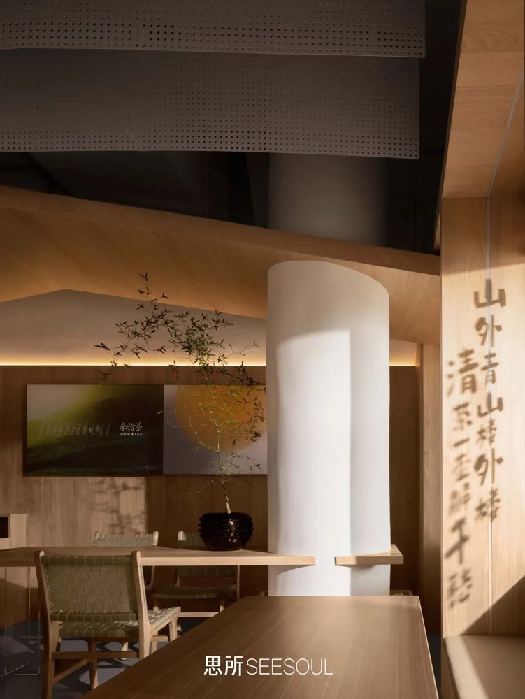 《来恰茶》新中式茶饮店，解构坡屋顶视觉符号