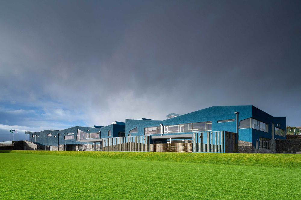 爱尔兰 Coláiste Ailigh 中学——融入自然景观的建筑设计