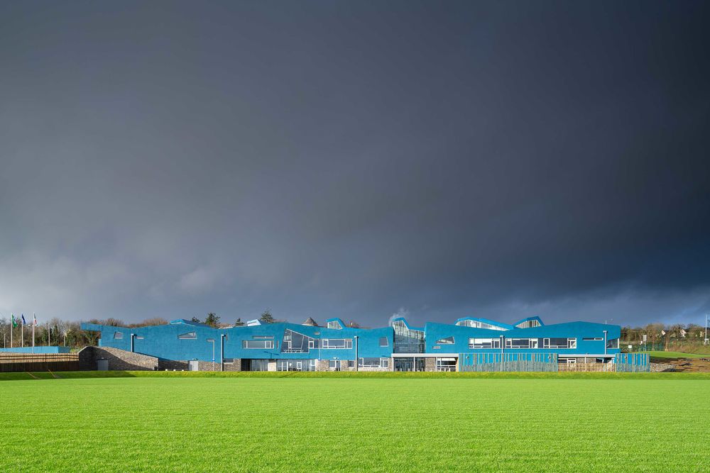 爱尔兰 Coláiste Ailigh 中学——融入自然景观的建筑设计