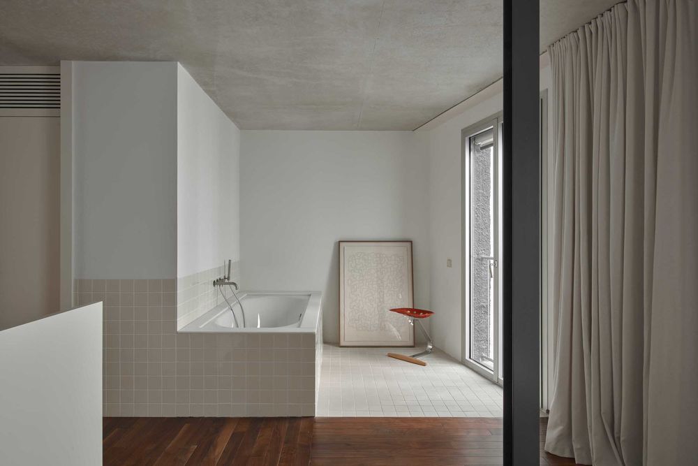 Emphasising the Value of Shadows: House in Barcelona by gr-os.