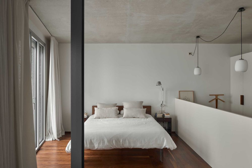 Emphasising the Value of Shadows: House in Barcelona by gr-os.