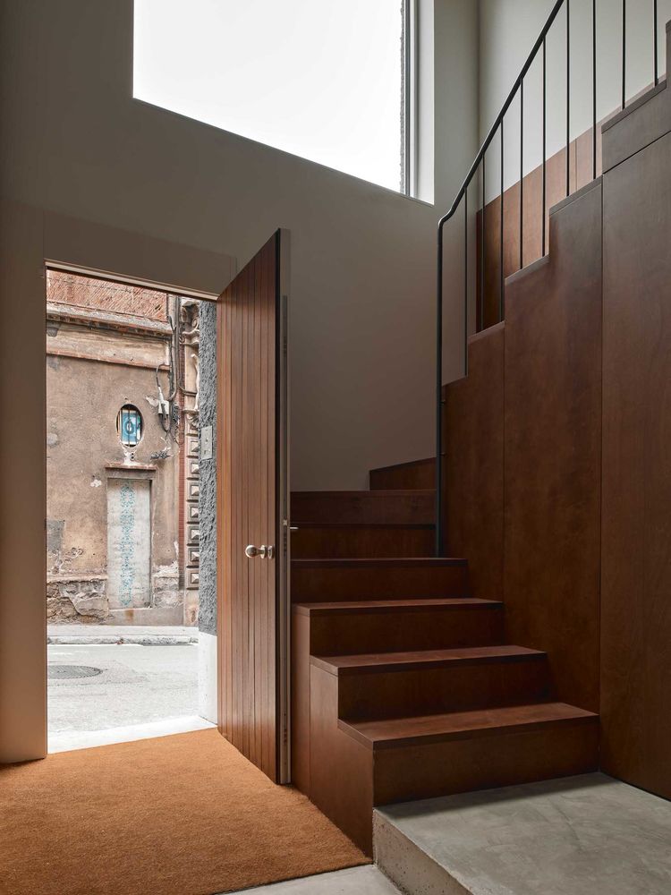 Emphasising the Value of Shadows: House in Barcelona by gr-os.