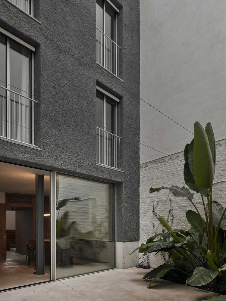 Emphasising the Value of Shadows: House in Barcelona by gr-os.