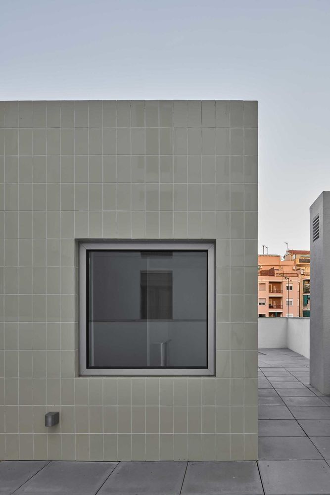 Emphasising the Value of Shadows: House in Barcelona by gr-os.