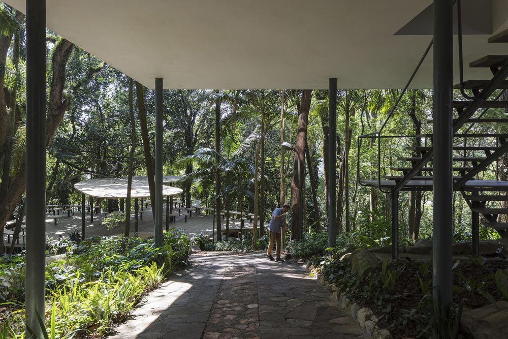 巴西 Casa de Vidro 花园中的夏亭 | 融入自然，激活空间