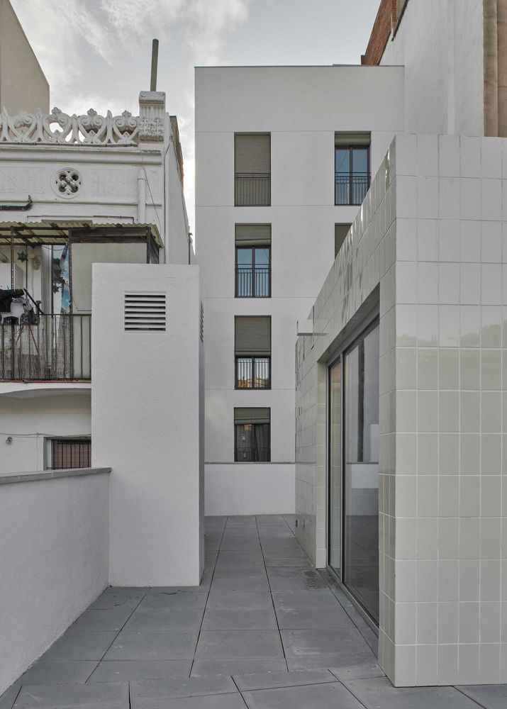Emphasising the Value of Shadows: House in Barcelona by gr-os.