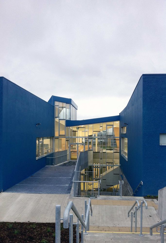 爱尔兰 Coláiste Ailigh 中学——融入自然景观的建筑设计