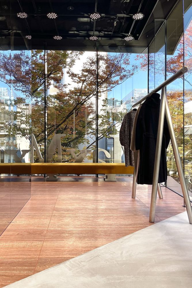 MaxMara 东京塔店 | 现代轻盈室内设计与艺术展示平台