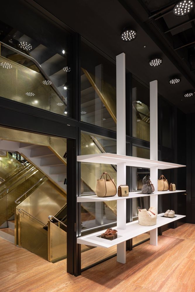 MaxMara 东京塔店 | 现代轻盈室内设计与艺术展示平台
